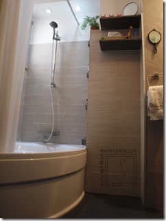 Baignoire gain de place dans petite salle de bain