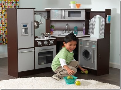 Astuces aménagement cuisine : cuisine enfant en bois non fonctionnelle 