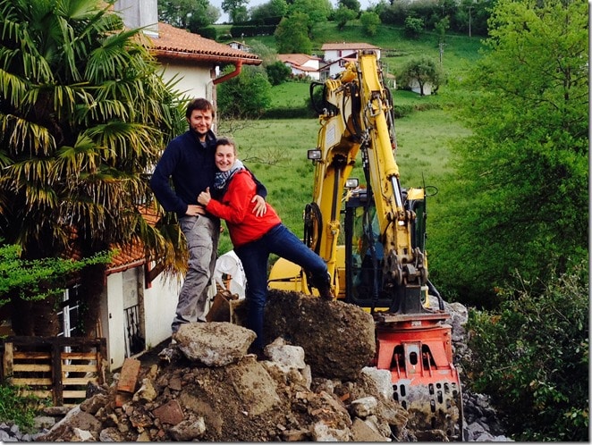 Anthony et Jennifer devant leur maison en travaux