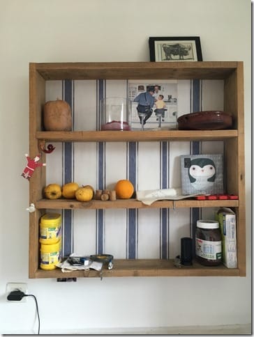 Comment rénover sa maison gratuitement ? Étagère de récupération en bois de palette