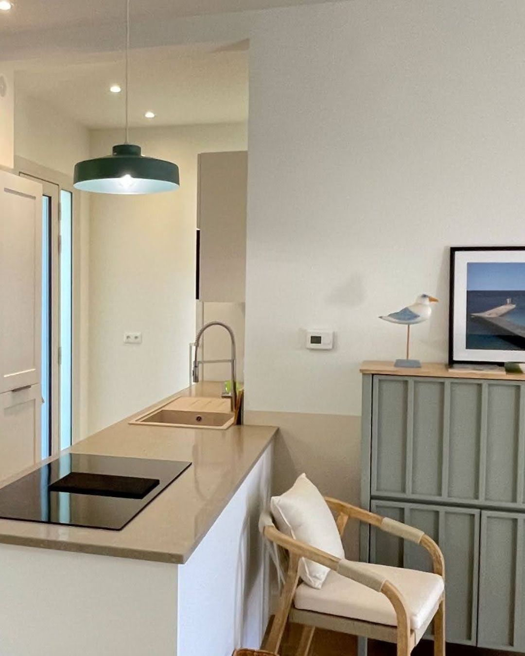 grand linéaire de rangements sur le palier