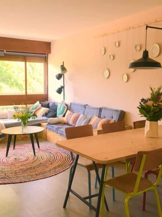 Salon et salle à manger avec cuisine séparée