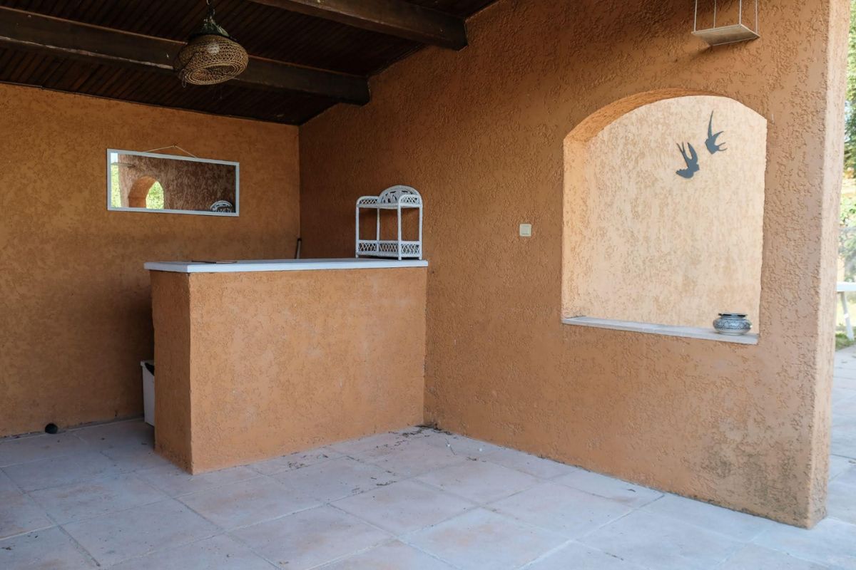 Photo intérieure du pool house avant travaux d'aménagement