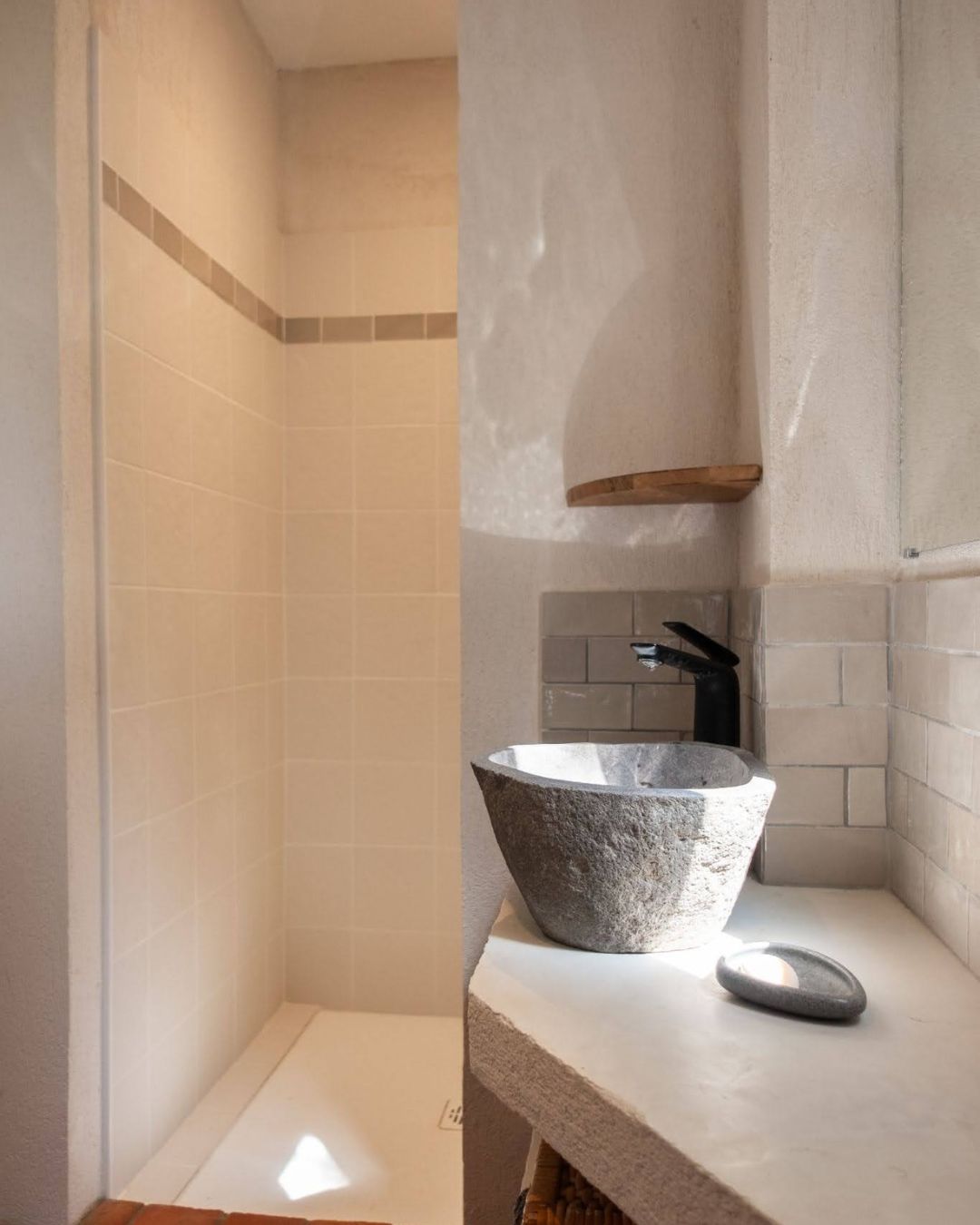 Aménagement intérieur d'un pool house : salle d'eau terminée. 