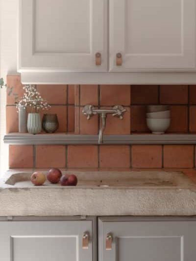 ancien lavabo cuisine mis en valeur peinture blanche