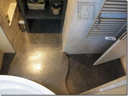 Salle de bain sur estrade béton ciré